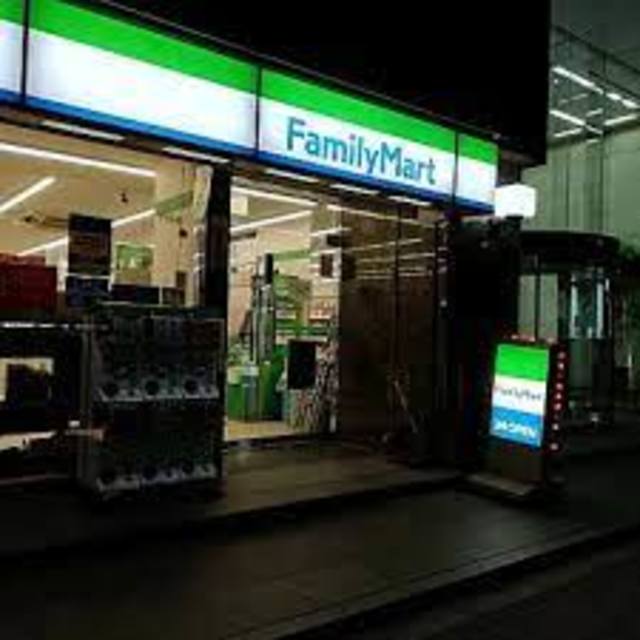 コンビニ　ファミリーマート貿易センター駅前店（コンビニ）まで220m