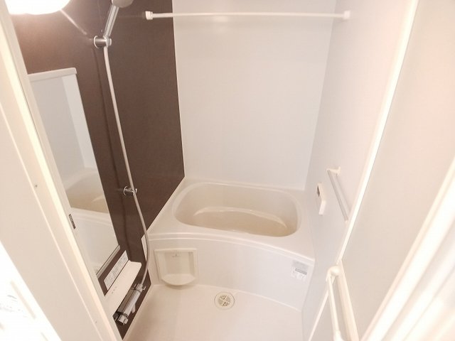 バス・シャワールーム　コンパクトで使いやすいお風呂です