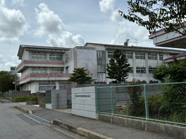 小学校　成田市立本城小学校（小学校）まで931m