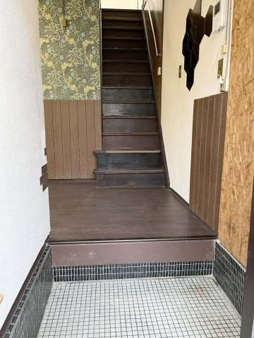 玄関　かわいい鏡の玄関です