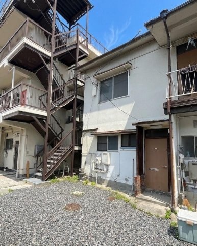 建物外観　お部屋は建物の左半分になります