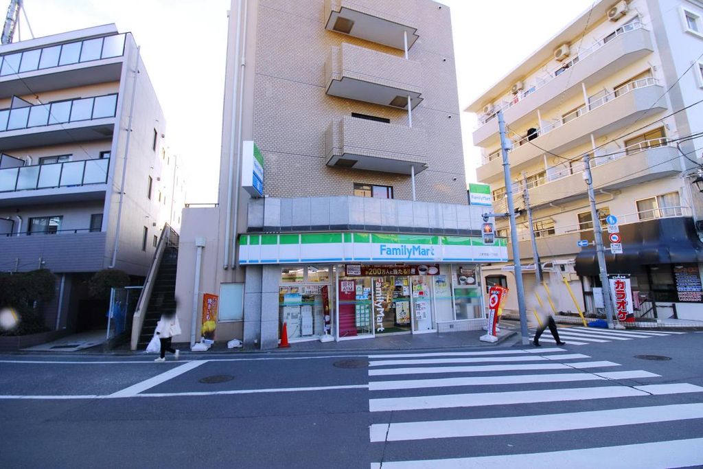コンビニ　ファミリーマート 三軒茶屋一丁目店（コンビニ）まで180m
