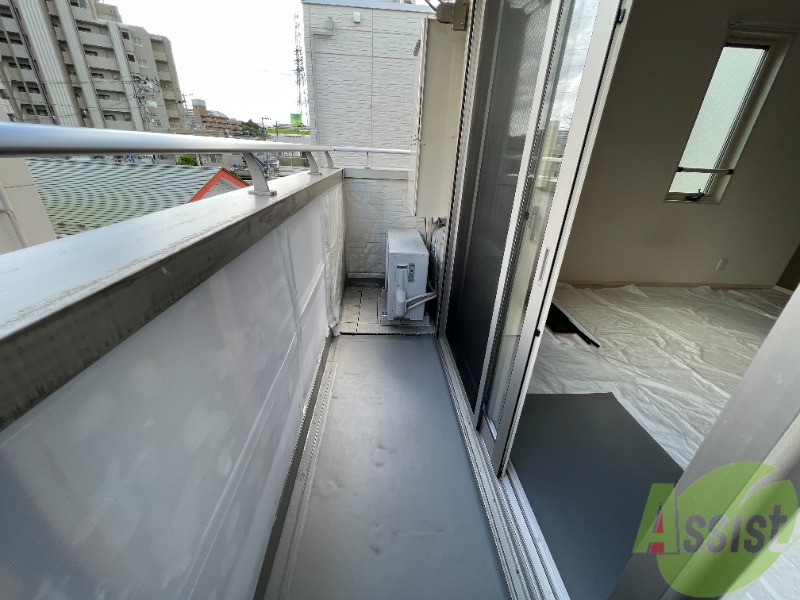 バルコニー　バルコニーは幅もしっかりあって洗濯物がはかどりそうですね。