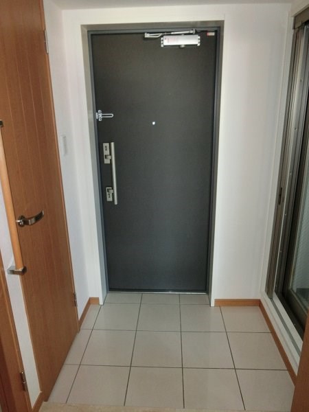 玄関　同建物の別部屋の写真