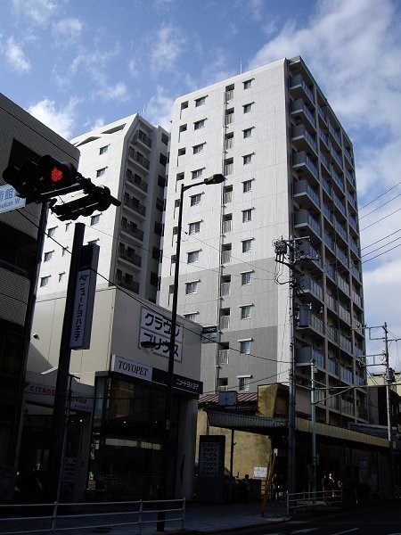 建物外観　どっしりとした分譲賃貸マンションです。