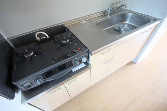 キッチン　2口コンロ付でまな板も置けます♪