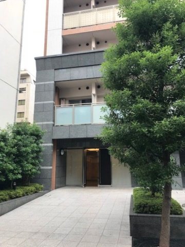 エントランス　ゆったり過ごせるリビングです