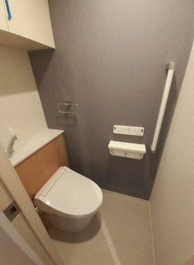 トイレ　落ち着いた色調のトイレです