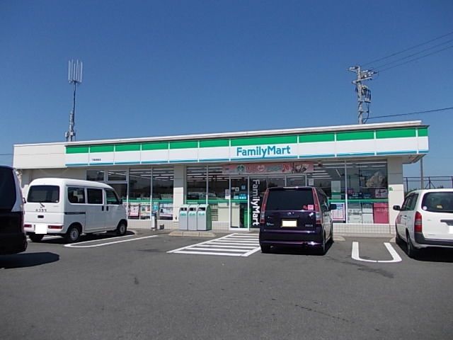 コンビニ　ファミリーマート（コンビニ）まで750m