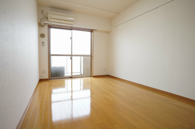 居室・リビング　参考写真（同建物別部屋）
