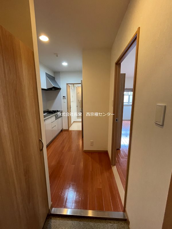 玄関　※同タイプ106号室の参考写真です★（実際のお部屋とは異なり