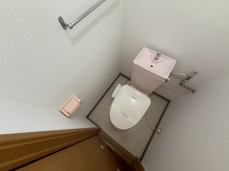 トイレ　こちらはトイレです。清潔感があり、安心して使用できます。