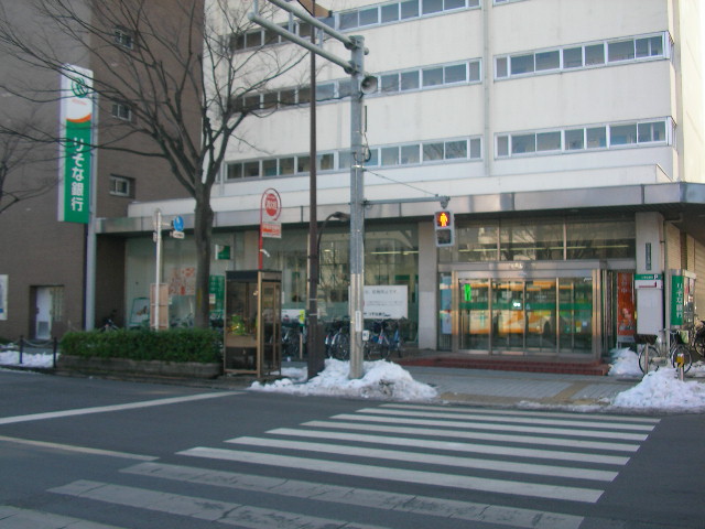 銀行　りそな銀行竹ノ塚支店（銀行）まで277m