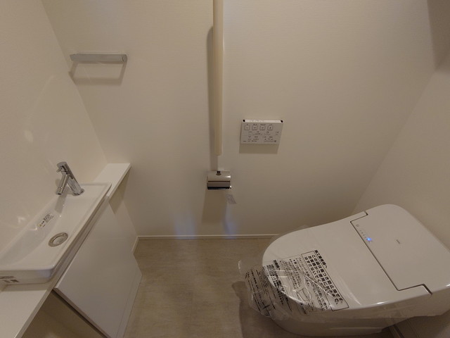 トイレ　※写真は同タイプ住戸です。
