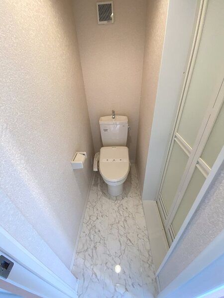 トイレ　落ち着いた色調のトイレです