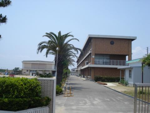 小学校　白浜小学校（小学校）まで896m