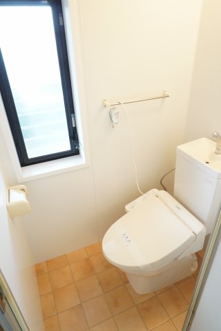 トイレ　窓のあるトイレは新規で温水洗浄便座取付しました。