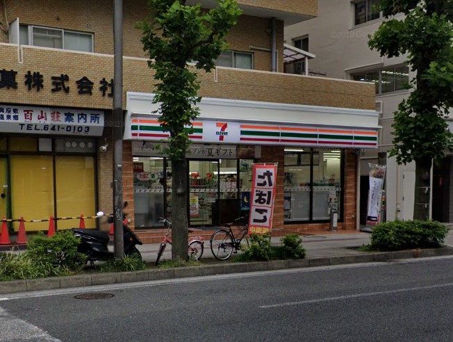 コンビニ　セブンイレブン（コンビニ）まで226m