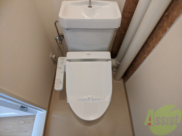 トイレ　ウォッシュレット付きです。おしりに優しい設備です。