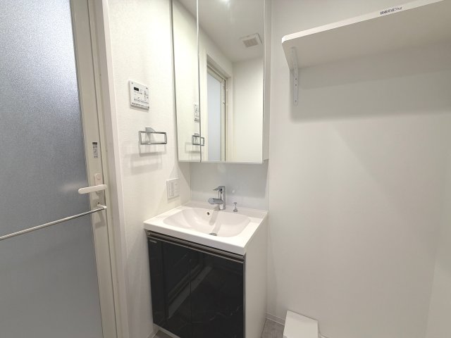 洗面設備　【忙しい朝に快適な独立洗面化粧台】広々使える洗面所。鏡裏収納