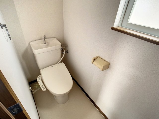 トイレ　掲載写真は同型モデルを掲載しており実際のお部屋と仕様等が異な