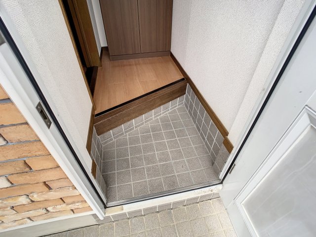 玄関　掲載写真は同型モデルを掲載しており実際のお部屋と仕様等が異な