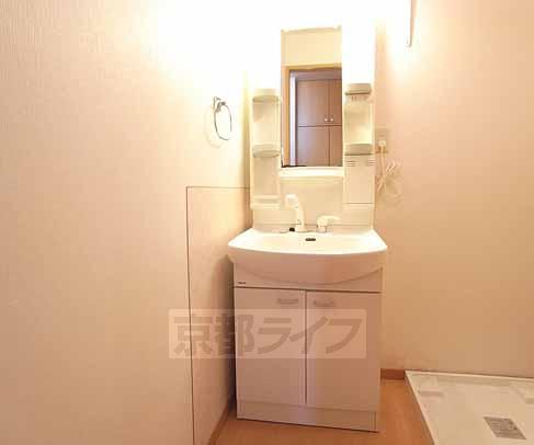 洗面設備　シャンプードレッサ付きの独立洗面台です。