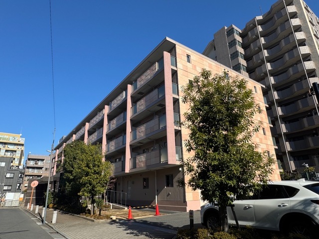 建物外観　外壁タイル張りで落ち着いた外観