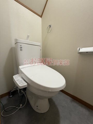 トイレ　落ち着いた色調のトイレです