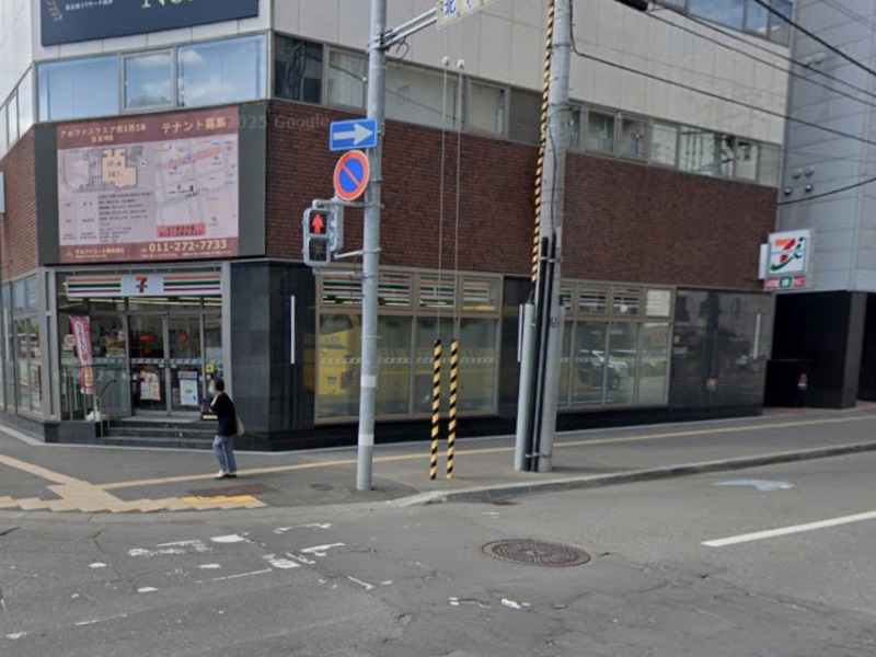 コンビニ　セブンイレブン札幌北1条東1丁目店（コンビニ）まで163m