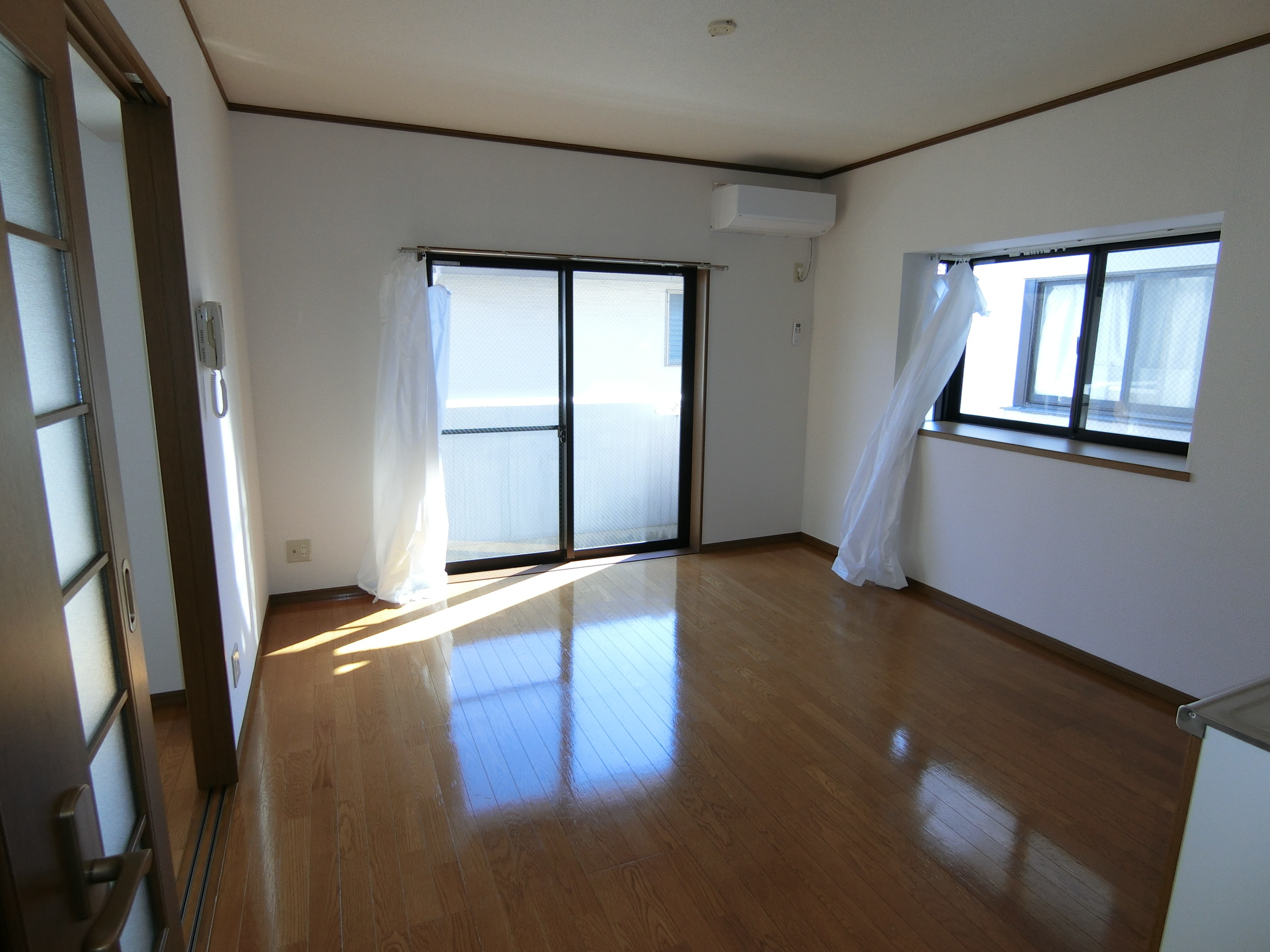居室・リビング　リビングに出窓があり明るいです