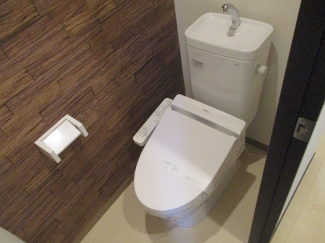 地下鉄四つ橋線 岸里駅 徒歩7分 3階建 築11年のトイレ写真