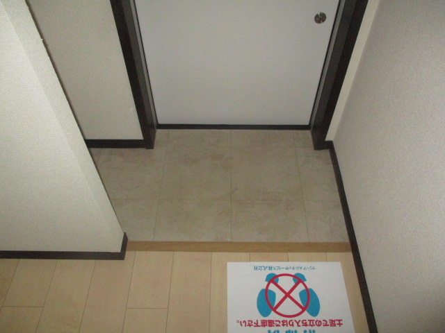 地下鉄四つ橋線 岸里駅 徒歩7分 3階建 築11年の玄関写真
