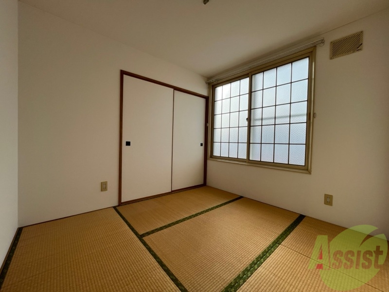 その他部屋・スペース　こちらが寝室です。窓が大きくて明るいですね。