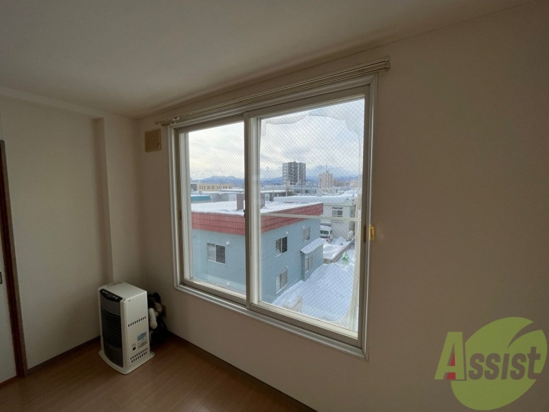 バルコニー　窓が沢山あると日がたっぷり入って気持ち良いですよね！