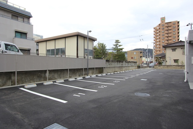 【松山市松末のマンションの駐車場】