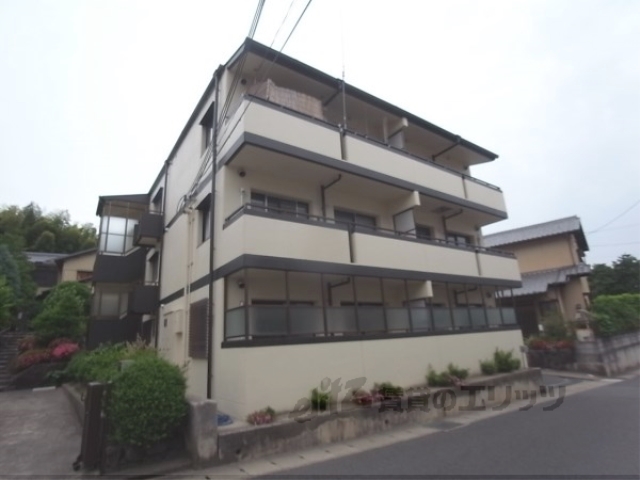 京都市西京区大枝塚原町のマンションの建物外観
