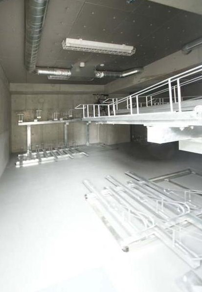 駐車場　敷地内に駐輪場ありますよ♪