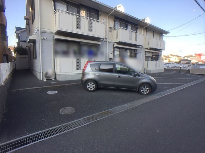 【流山市南流山のアパートの駐車場】