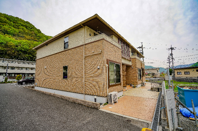 岡山市北区御津野々口のアパートの建物外観