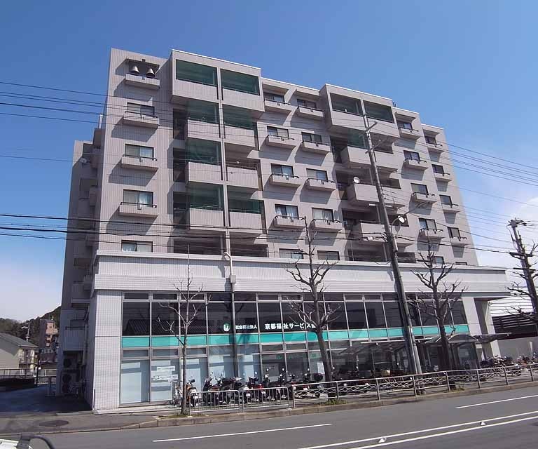 【京都市右京区常盤一ノ井町のマンションの建物外観】