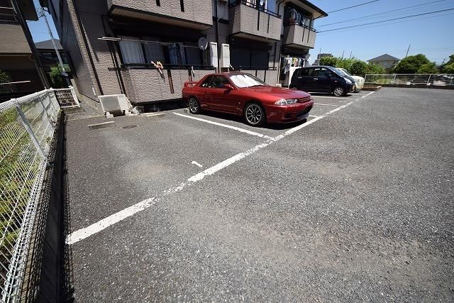 【川越市上野田町のアパートの駐車場】