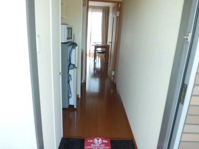 玄関　手前にキッチン、奥に居室があります。