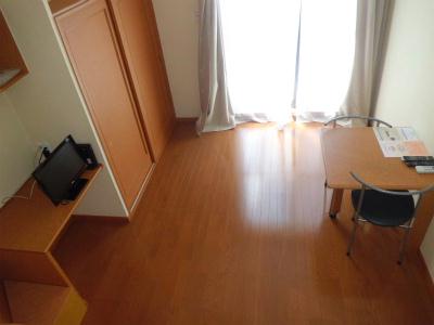 居室・リビング　木目調の艶やかなフローリングです。