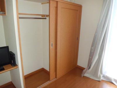 収納　棚とハンガーバー付のクローゼット。