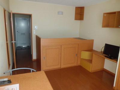 居室・リビング　下段が収納になっている大きなベッドが魅力的。