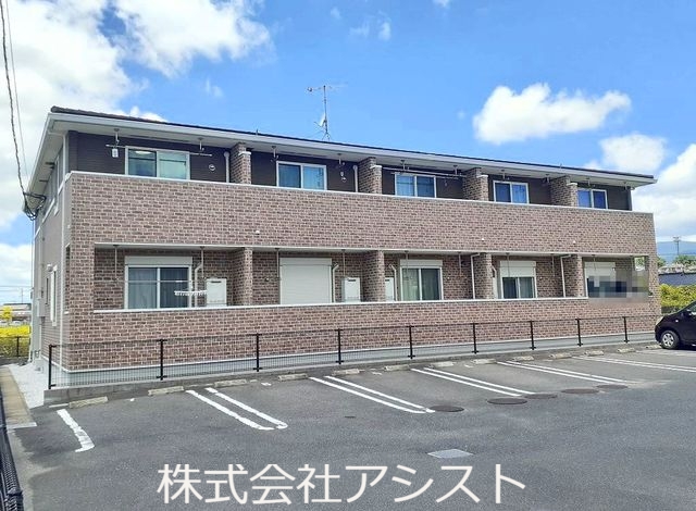 田川市大字伊田のアパートの建物外観