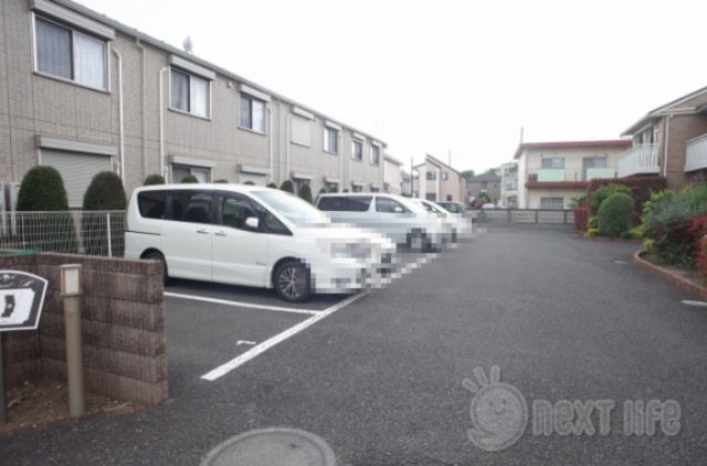 【立川市砂川町のアパートの駐車場】