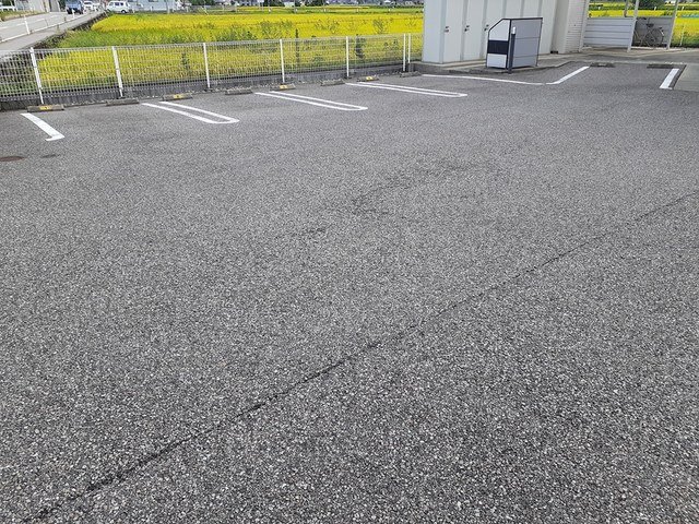 【南砺市苗島のアパートの駐車場】