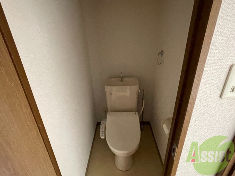 トイレ　トイレはウォシュレット機能付きです。安心して使用できますね。